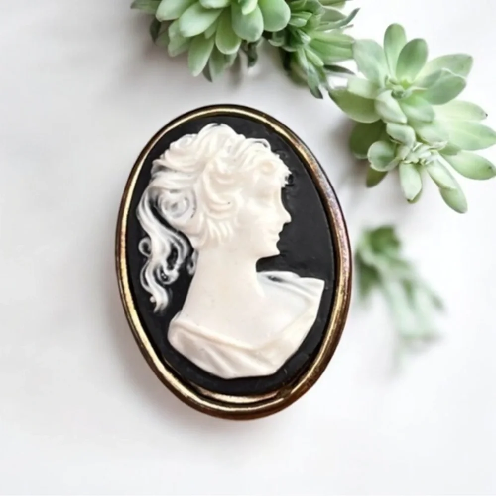 Vintage Cameo pin